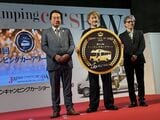田村淳さんから中村獅童さんへと引き継がれた「キャンピングカーアワード」（筆者撮影）
