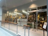 かつて駅そばにあった古書店「流浪堂」は高架下で再びオープンした（写真：編集部撮影）