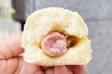 白いホットドッグロールのなかにはプリプリのシャウエッセン（筆者撮影）