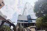 ブルーフロント芝浦は、地上43階のビル。JR浜松町駅から駅直結で約5分。真横をモノレールが通る。2030年にはツインタワーとなる予定（筆者撮影）