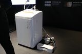 洗濯機に接続するドックで充電、給水、汚水回収が可能になったSwitchBot社のお掃除ロボット S10（写真：筆者撮影）
