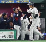 ハイタッチをする栗山英樹と大谷翔平