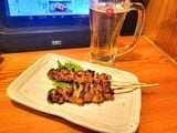 同じ２・3月の限定メニューである「若鶏漬け焼〜醤油糀〜」をつまみながら待機（筆者撮影）
