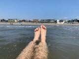 夏場は上半身裸、下は水着でランニングに出て、汗だくで走り終えたらそのまま海に飛び込む。海街では夏は上半身裸でランニングする人が多く、みんな真っ黒に日焼けしていた（写真：立花さん提供）