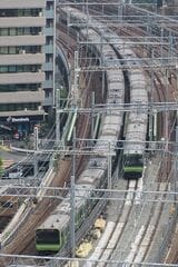 田町駅付近を走る山手線の電車＝2025年4月（沿線のビル屋上から協力を得て記者撮影）