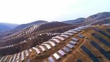 太陽光パネルの生産過剰で、メーカーの販売価格は原価割れに陥っている。写真は甘粛省の山間部に建設された太陽光発電所（太陽光パネル大手の隆基緑能科技のウェブサイトより）