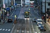 猿猴橋町付近を走る路面電車。軌道部分には石畳が敷かれていた（撮影：伊原薫）