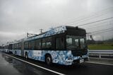 JR西日本の自動運転・隊列走行バスのラッピング（記者撮影）
