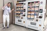 全国有名店のラーメンを手軽に購入できる冷凍自販機サービス「ヌードルツアーズ」。左は筆者（写真：筆者提供）