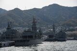 停泊中の自衛隊の船舶を間近に目撃（記者撮影）
