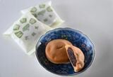 満月の阿闍梨餅。もっちりとした生地のなかに、大納言小豆のつぶ餡がたっぷりと（画像：Rinaty／PIXTA)