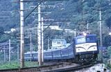 スロ81系のお座敷列車を牽引して走るEF58形（撮影：南正時）