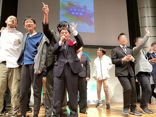 2024年の卒業・修了イベント「よき人生の羅針盤」のフィナーレの様子。会場は終始、大いに盛り上がった
