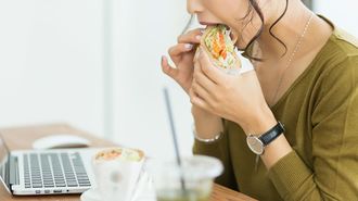 ｢デスクでお昼を食べる人｣の仕事が遅いワケ
