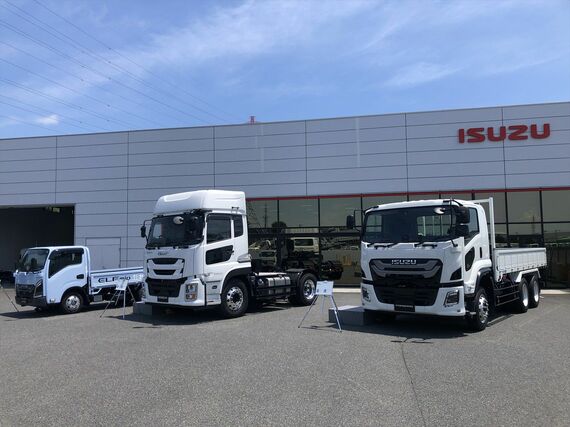 いすゞ藤沢工場に今回、特別に屋外展示された各種トラック（筆者撮影）