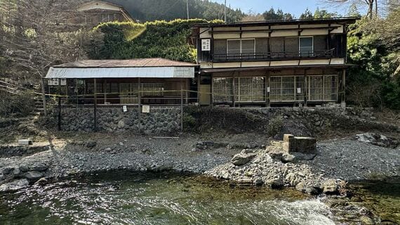 対岸から見たかつての休憩所