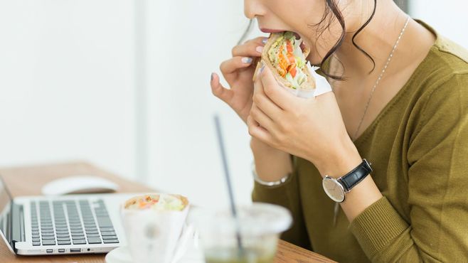 ｢デスクでお昼を食べる人｣の仕事が遅いワケ