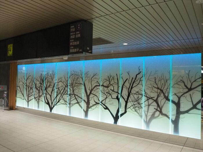新綱島駅改札付近には発光するガラスパネルを設置。
