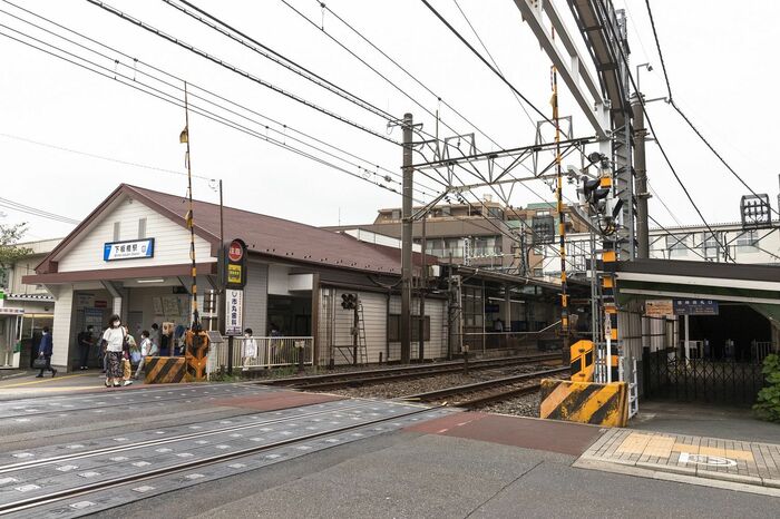 左が下板橋駅舎。右側には通勤時間帯のみ