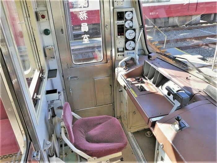 先輩の800形に続いて右手で操作するタイプの