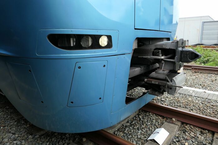 切妻型先頭車のライトは横並びだ