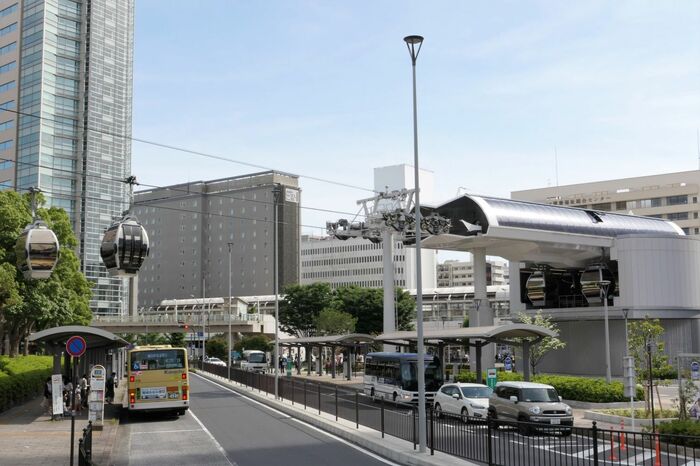 バス乗り場をかすめるように通る