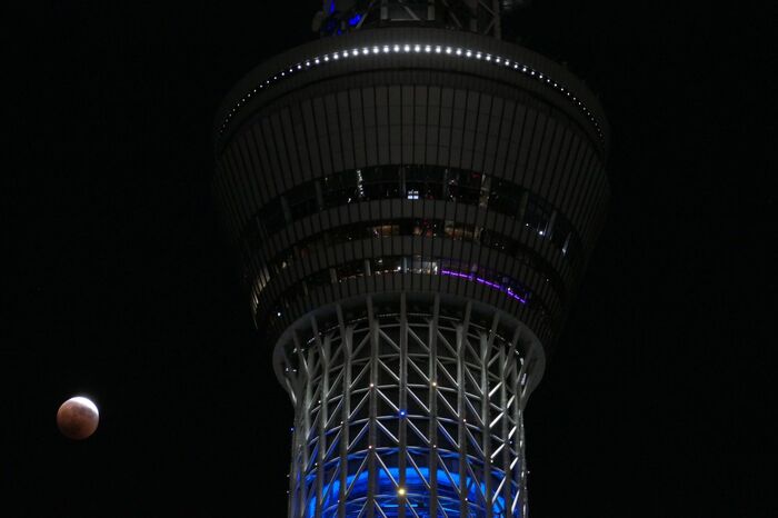 月食と東京スカイツリー