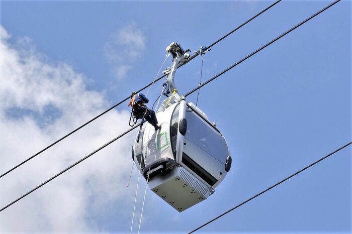 ゴンドラの側面へ下りる