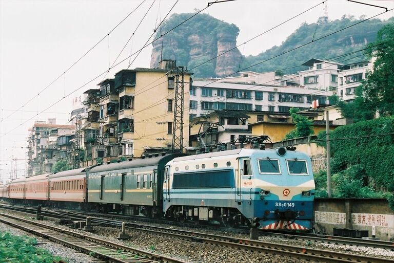 中国国鉄 歴史的客車1960年代A 海龍 画像 | 中国高速鉄道｢5万km突破｣消えゆく在来線の面影 大変貌を遂げた