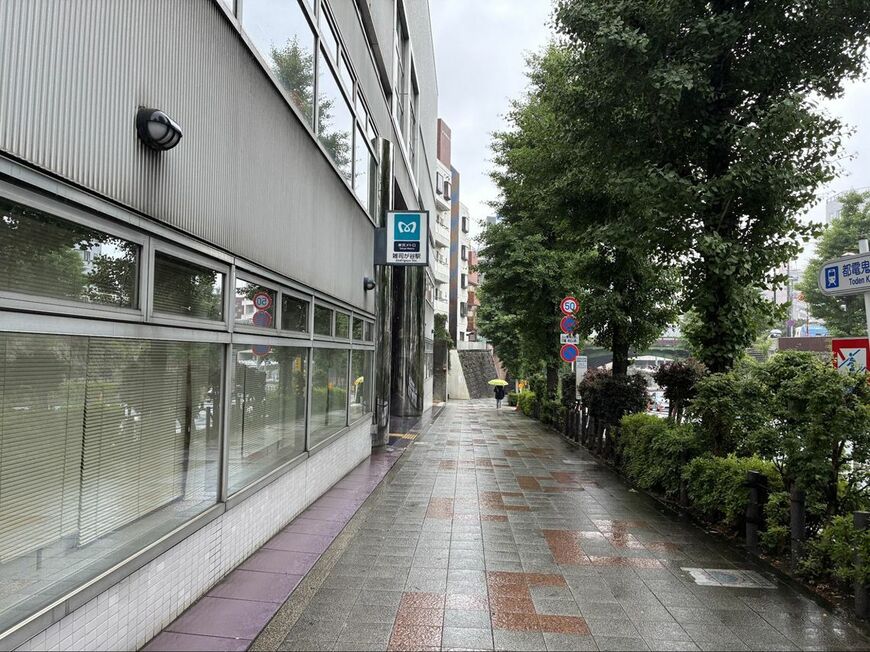 東京メトロ副都心線の「雑司が谷駅」の入り口がある通り（写真：筆者撮影）