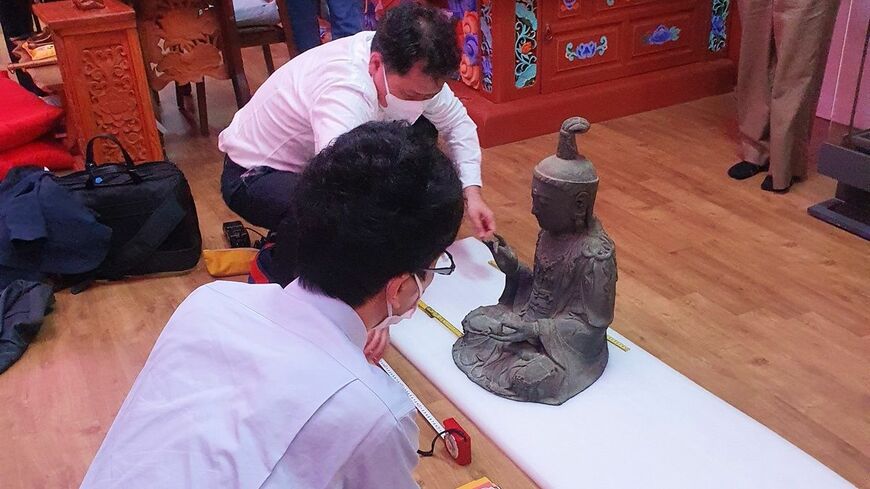 日本の文化庁の調査官と長崎県の学芸員が現地で真贋鑑定と状態確認を実施（写真：筆者撮影）