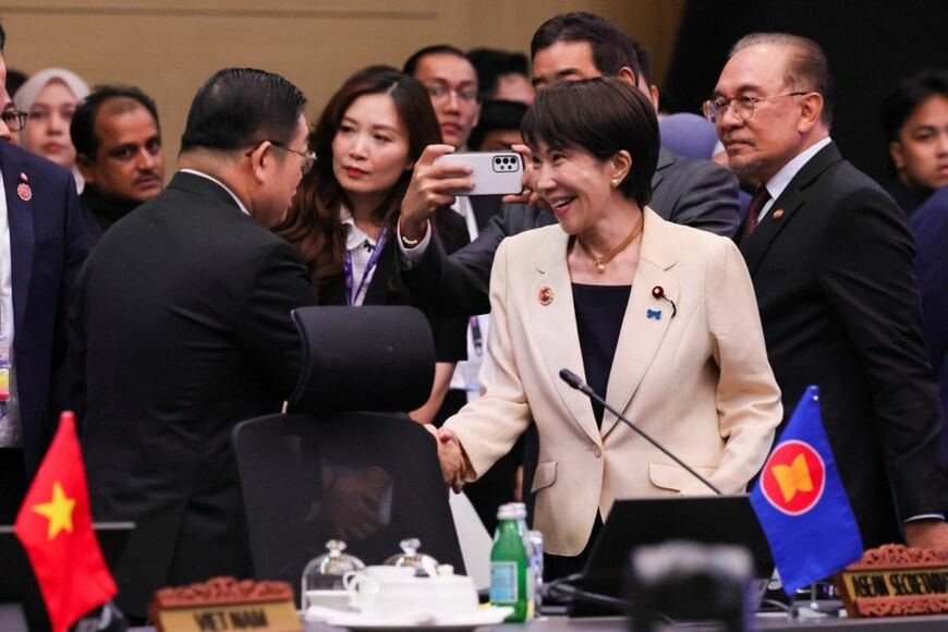 眉や口角をしっかりと上げているのがわかる（画像：首相官邸公式サイトより）