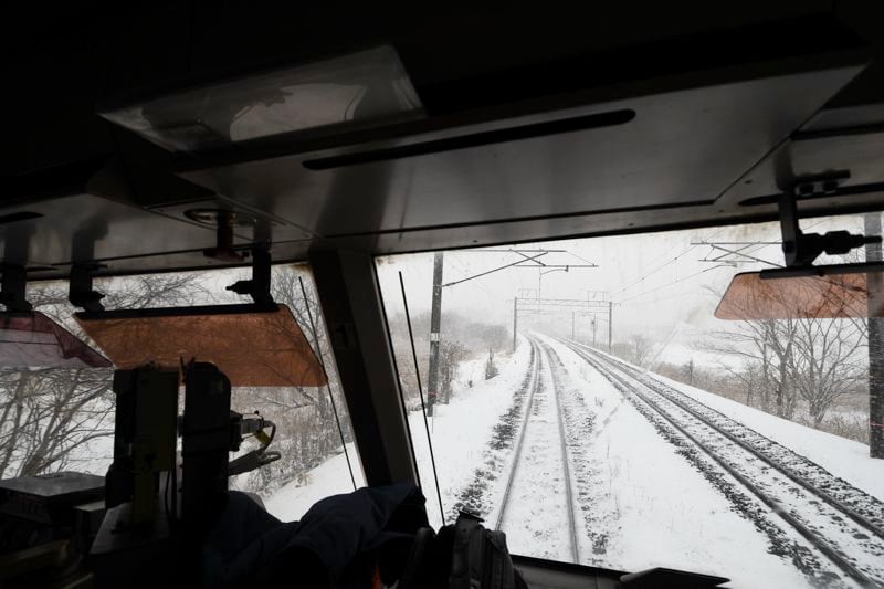 突然雪が降りだした千歳線（記者撮影）