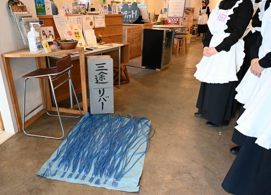 発泡スチロールをグレーに塗色したものに「三途リバー」と書かれていた（写真：筆者撮影）