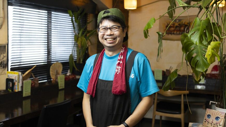 脱サラ後、東京・新宿にスパイスカレー店「草枕」を開業した馬屋原亨史さん（撮影：今井康一）この記事の画像を見る(◯枚)