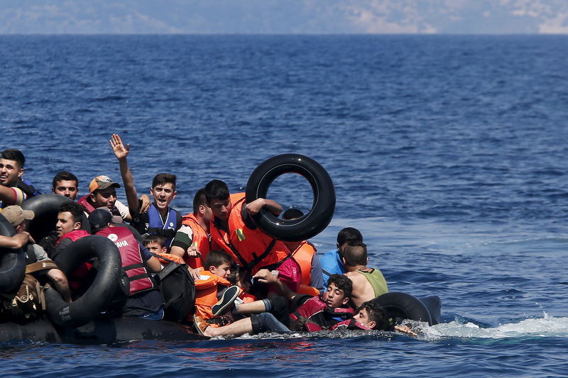 　９月１３日、ギリシャ東部エーゲ海のファルマコニシ島沖で、難民や移民が乗った船が転覆し、３４人が死亡した。犠牲者のうち１５人が子供だという。写真はギリシャのレスボス島沿岸で、乗っていたボートがしぼみ、海に転落する難民ら。同日撮影（２０１５年　ロイター/Alkis Konstantinidis）