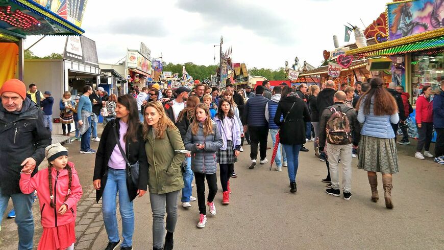 屋外の春祭りでは誰もマスクをしていなかった（写真：筆者撮影）