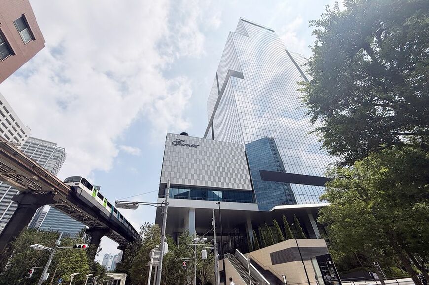 ブルーフロント芝浦は、地上43階のビル。JR浜松町駅から駅直結で約5分。真横をモノレールが通る。2030年にはツインタワーとなる予定（筆者撮影）