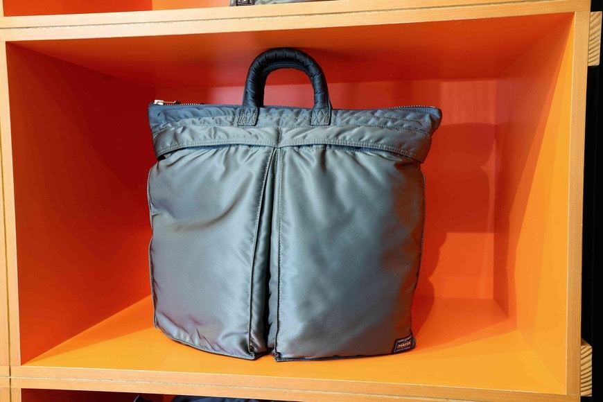 シリーズの中でも人気が高い「ヘルメット」。３サイズ展開で、価格は6万500円〜13万2000円（撮影：尾形文繁）