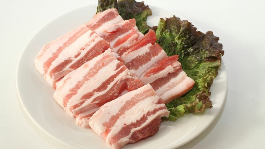 肉の脂身などに多く含まれている飽和脂肪酸という脂が、血液中の悪玉コレステロールを増やす一番の犯人なのです（写真：YUMU／PIXTA）