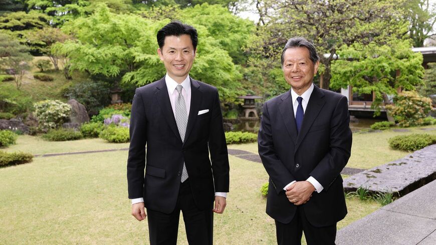 国際文化会館の近藤正晃ジェームス理事長（左）と、APIの船橋洋一理事長（撮影：尾形文繁）