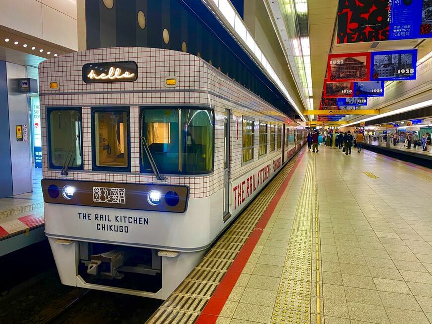 西鉄福岡駅に停車中の「THE RAIL KITCHEN CHIKUGO」（筆者撮影）