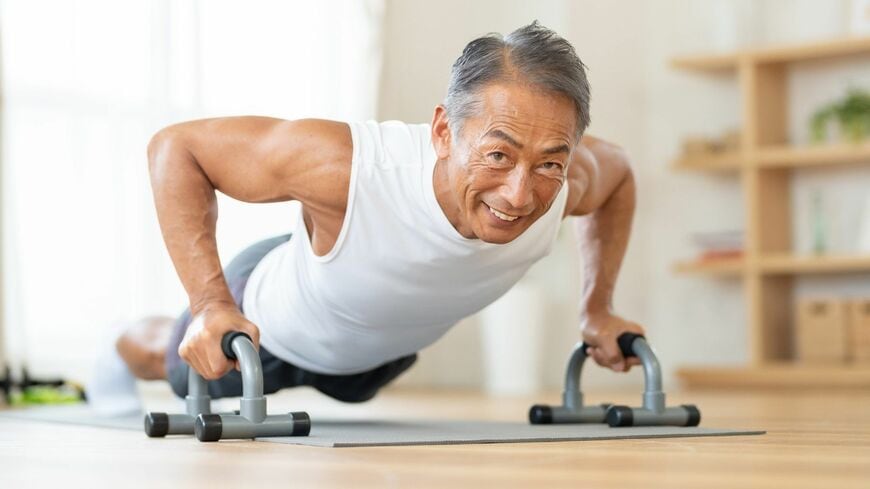 体力低下を感じる"あるある"の場面を克服する、適切な筋トレ法を紹介します（写真：8x10／PIXTA）