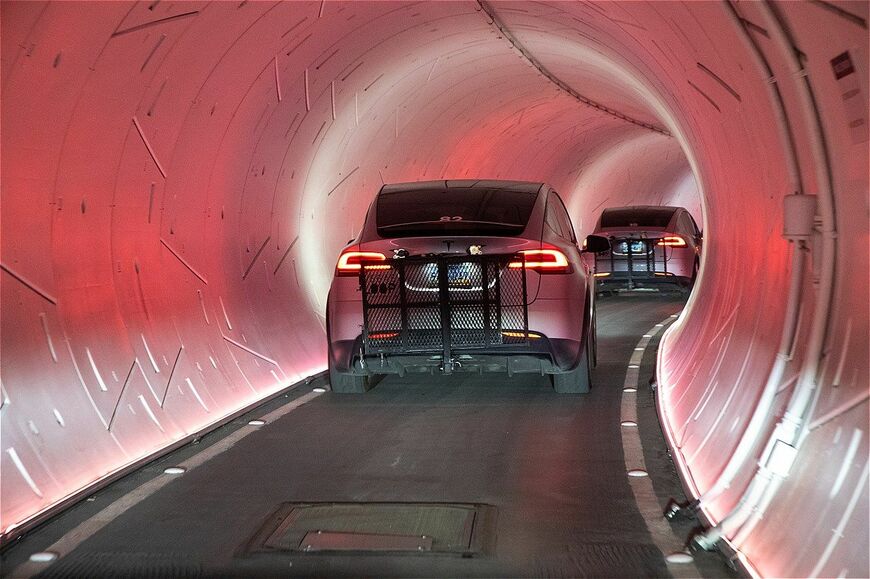 トンネル内はイルミネーションで彩られアトラクション感覚も味わえる