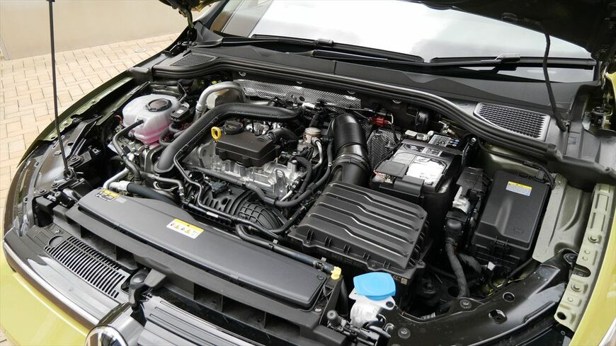 1.0リッター直列3気筒ターボエンジン「e TSI」（筆者撮影）