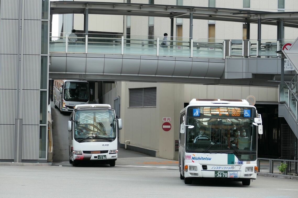 左が博多バスターミナルを出発する「九州号」