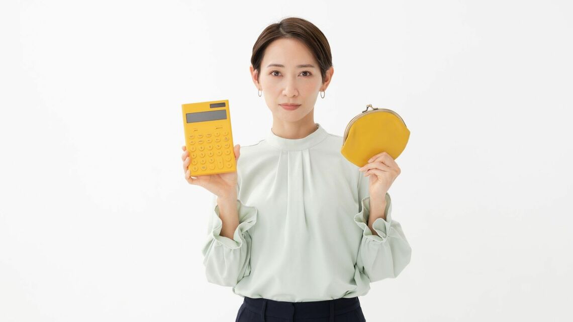 電卓を持つ女性