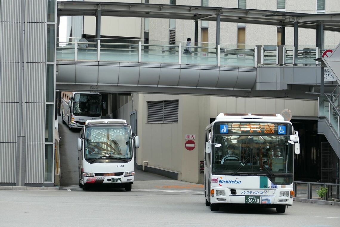 左が博多バスターミナルを出発する「九州号」（記者撮影）