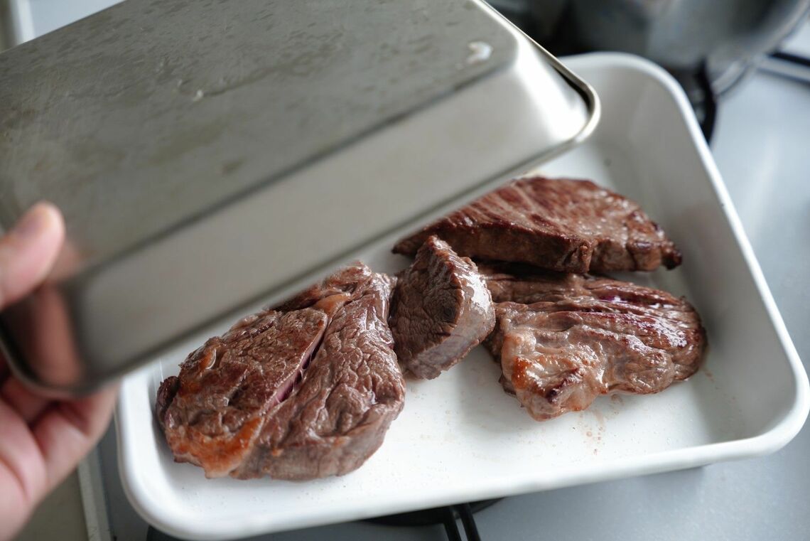 パッドの上に並べた肉