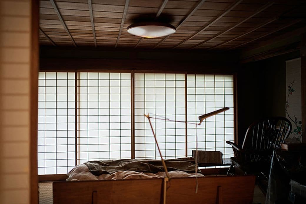 唯一エアコンがある寝室でもおしゃれな暮らしぶりがうかがえる。障子を開けると裏庭の景色を楽しめる（写真撮影／相馬ミナ）
